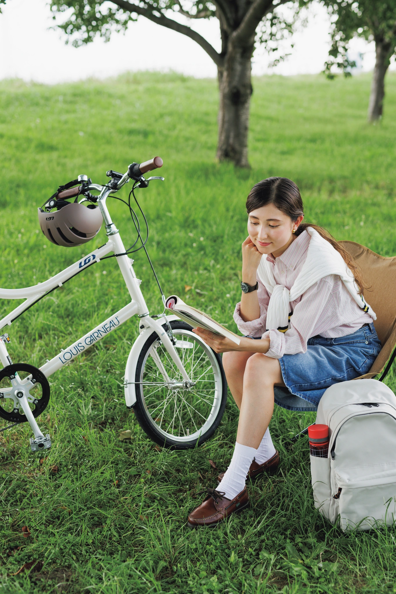 公園でLOUIS GARNEAUと過ごす女性